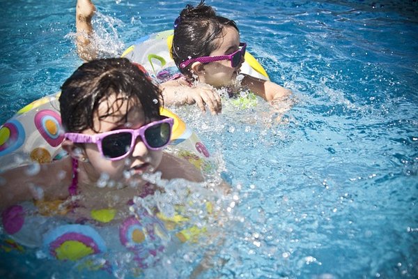 Quels sont les avantages d'utiliser une barrière piscine en verre par rapport aux autres matériaux comme le bois ou le métal ?