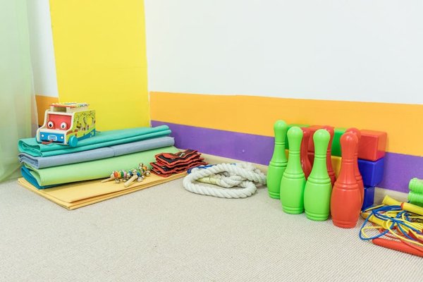 Astuces pour intégrer un aquarium géant dans un mur de salon